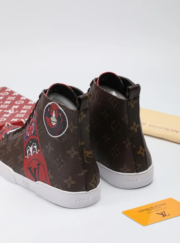 Factory price: 400💰 [LV] Animal series limited edition high-top sports shoes for men, L classic print, new autumn and winter style, original replica, 1:1 Counter quality, the fabric is Italian 🇮🇹 imported cowhide ➕🇮🇹 pure sheepskin lining ➕ original outsole, 🔍🔍 high quality, you can go in and out of the counter at will, welcome to compare, the outsole line will never be unglued, all sellers are welcome to sell in the picture above, can be shipped in one piece, code number: 38-44 (45 codes can be customized)